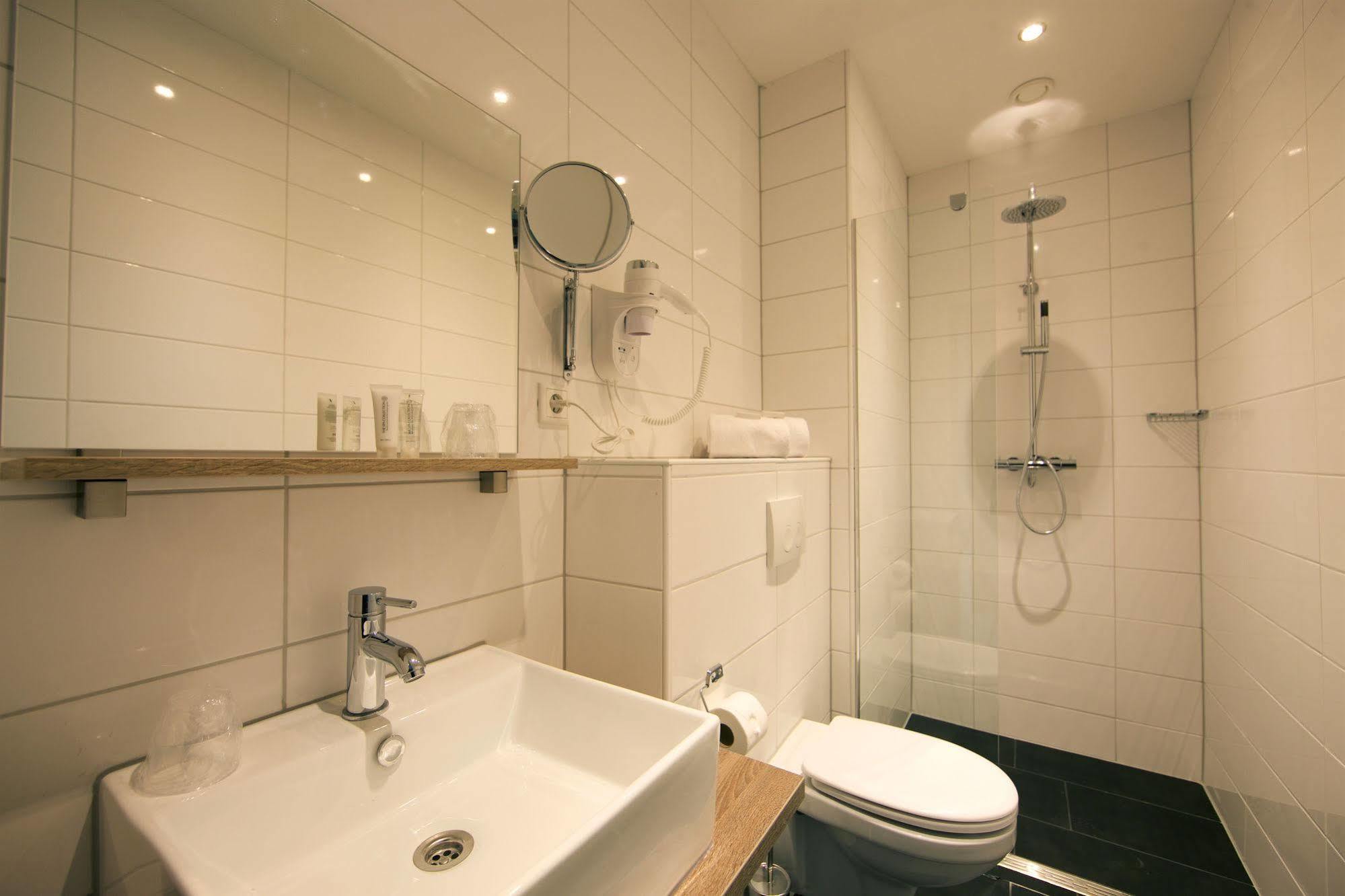 Camp-Inn Hotel Амстердам Екстериор снимка
